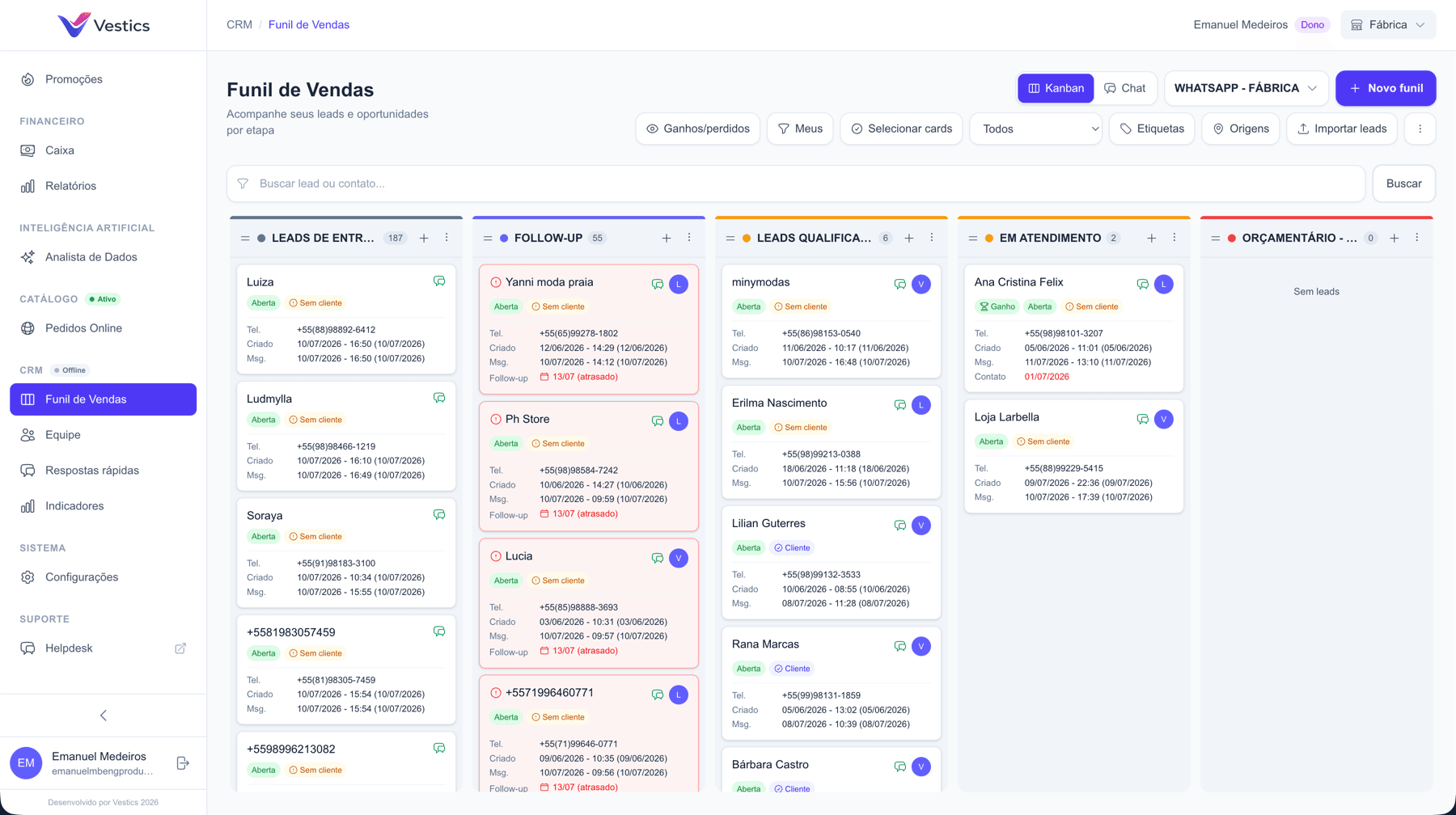 Funil de vendas do CRM do Vestics em kanban, com os leads distribuídos por etapa e os follow-ups atrasados em destaque